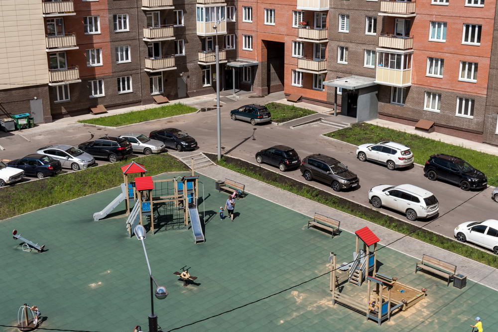 Zakup miejsca postojowego na nowym osiedlu – czy jest obowiązkowy?