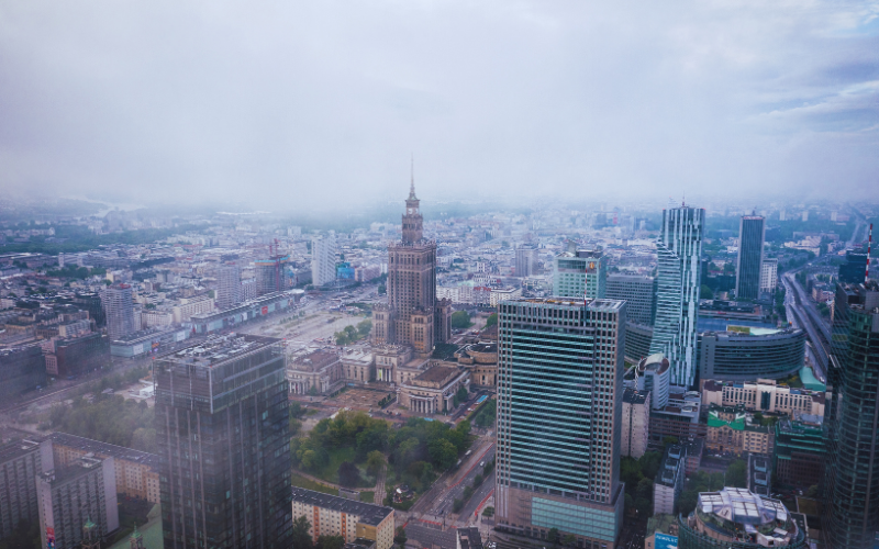 Najciekawsze rewitalizacje w Warszawie w ostatnich latach. Jak stare budynki odzyskują blask.