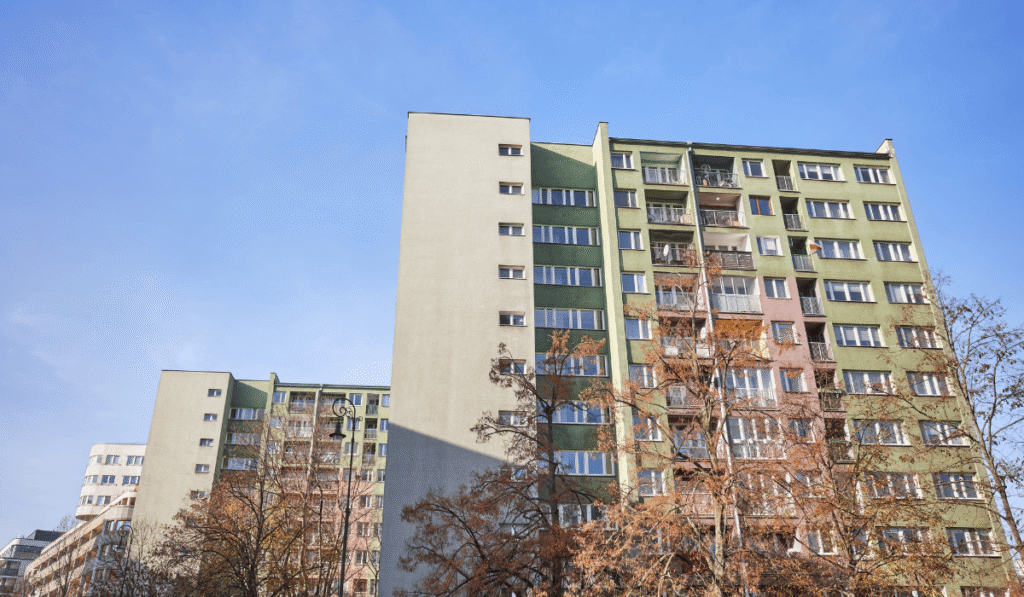 Dziwne dźwięki w bloku z wielkiej płyty? Wiemy, czym są hałasy w budynkach z PRL-u