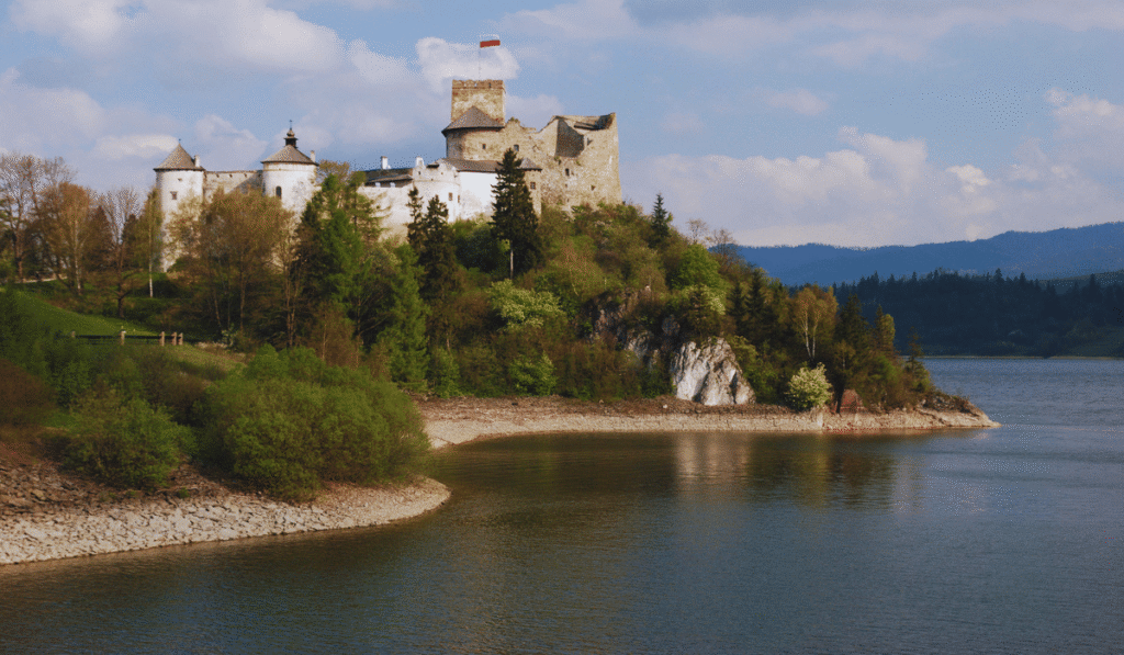 Najpiękniejsze nieruchomości nad wodą. Lista miejsc na szybką wycieczkę w Polsce