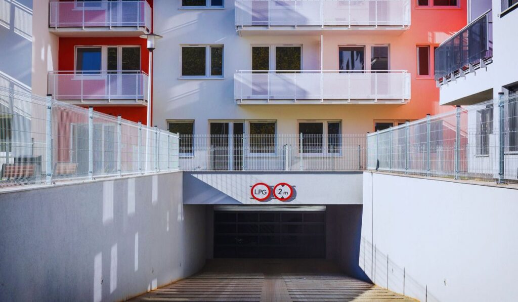 Miejsce postojowe i komórka lokatorska – czy deweloper może zmusić do ich zakupu?