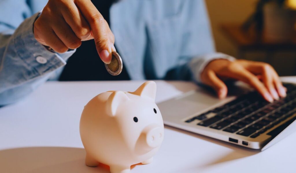 Inwestowanie a oszczędzanie: która ścieżka finansowa buduje prawdziwą wolność?